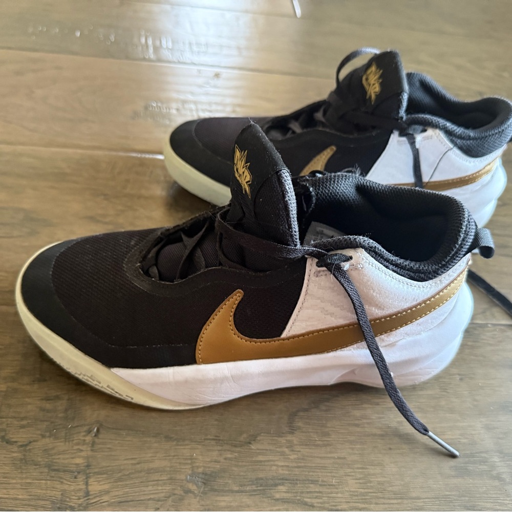 Nike Hustle Boys Shoes Size 5.5